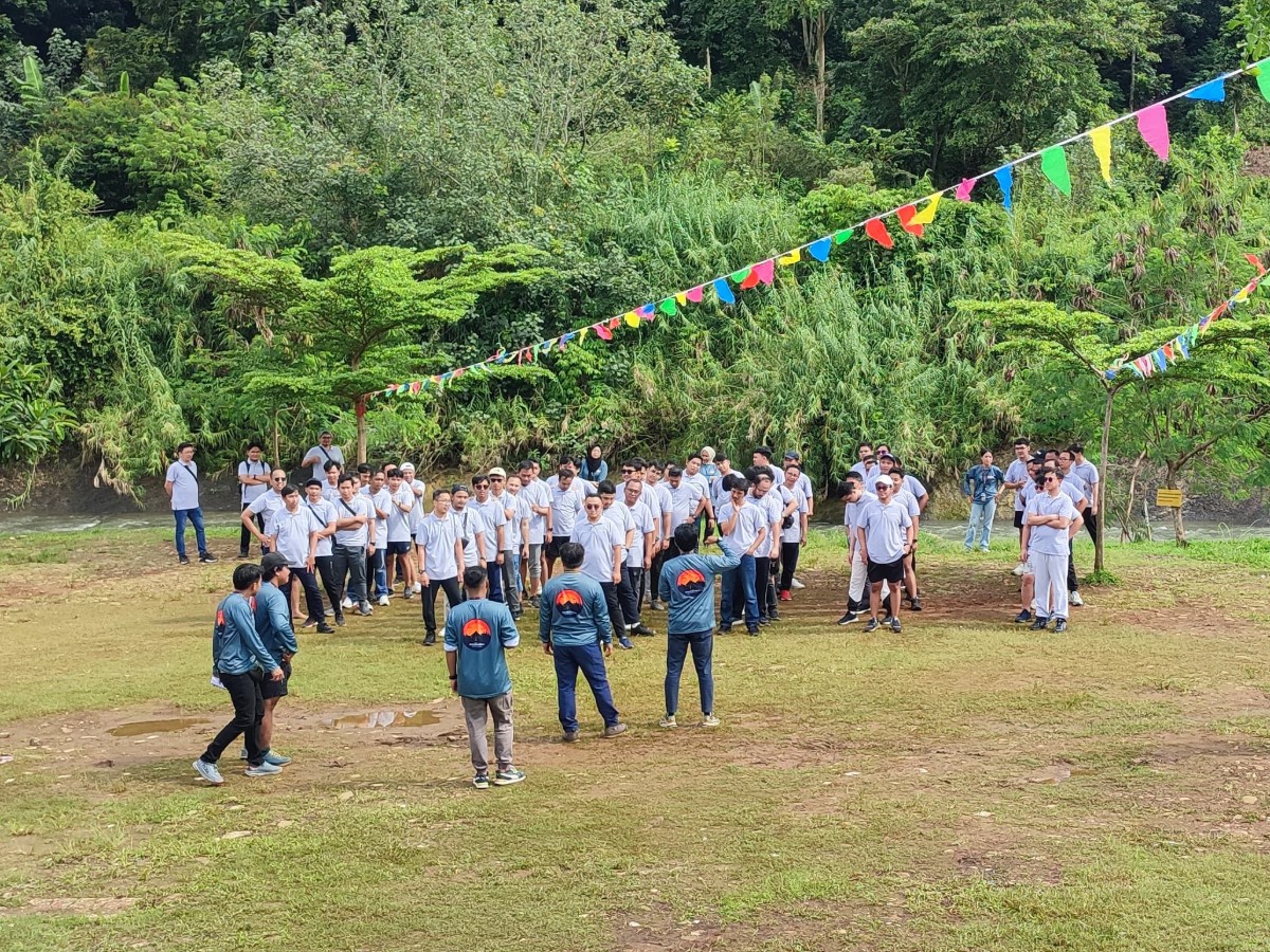 Outdoor Team Building